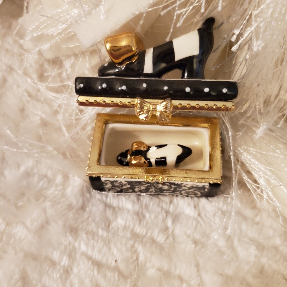 Trinket high heel shoes on beautiful little box - Picture 7 of 8